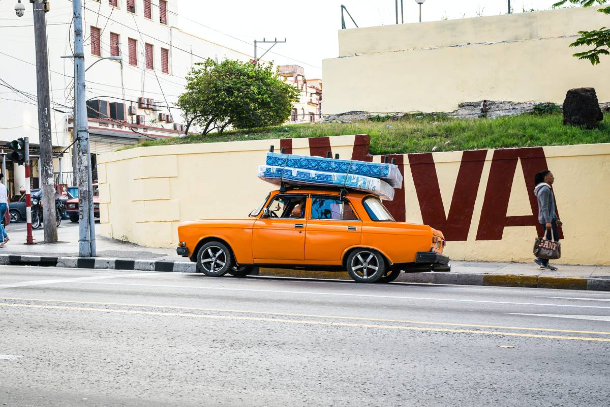 carrying a mattress on top of car